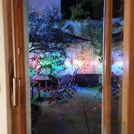 Apartment Spacious Flat & Garden | 18th Paris