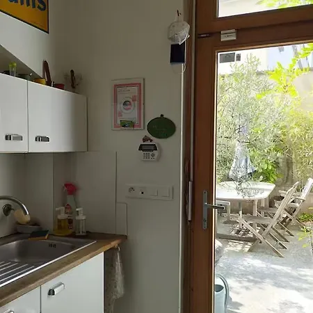 Spacious Flat & Garden | 18th Апартаменты *