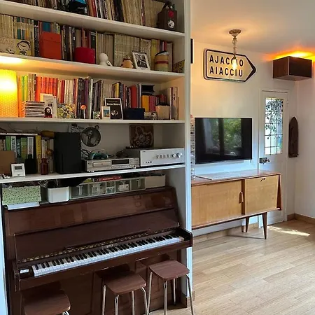 Spacious Flat & Garden | 18th Апартаменты *