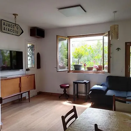 Spacious Flat & Garden | 18th Апартаменты *